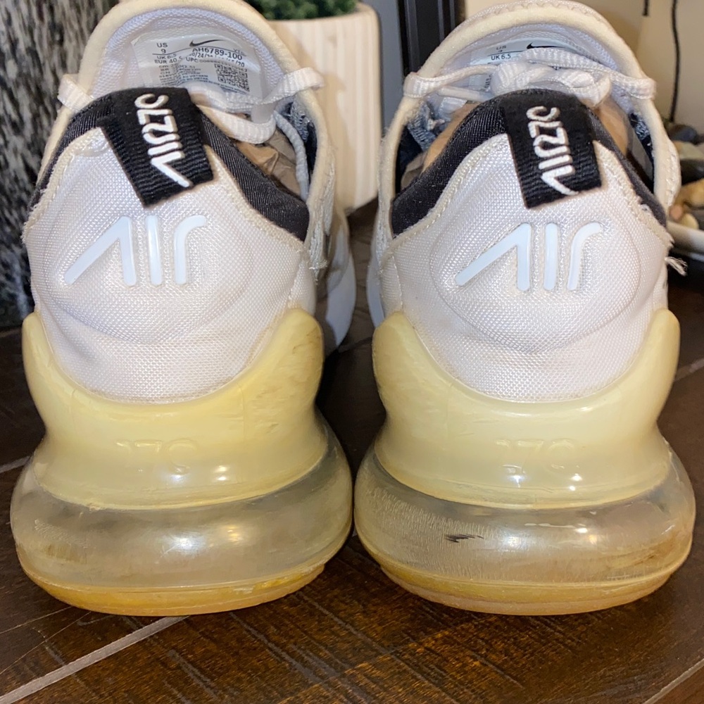 3/$60 Nike Air Max 270 White & Black Sneakers Size 9 - Picture 5 of 16